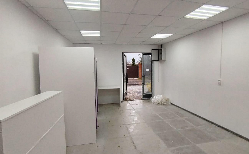 Отдельно стоящее здание на въезде в ЖК фото