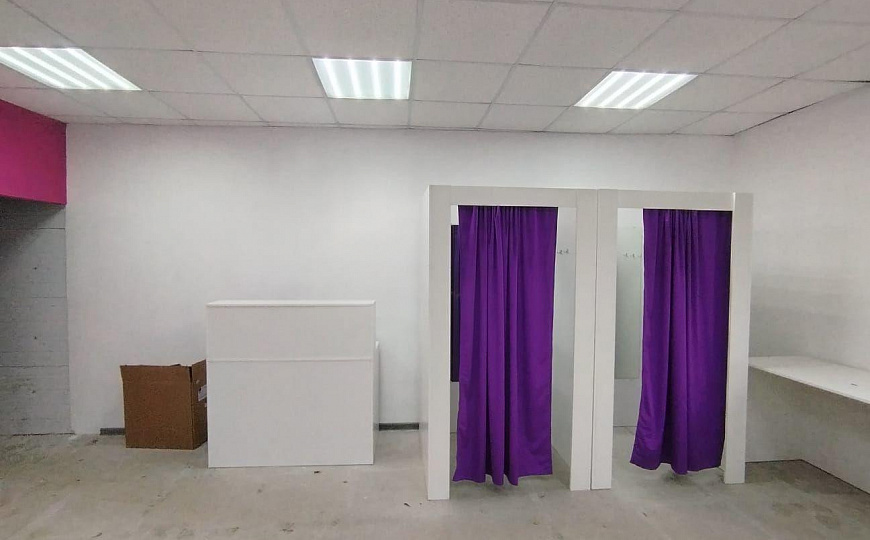 Отдельно стоящее здание на въезде в ЖК фото