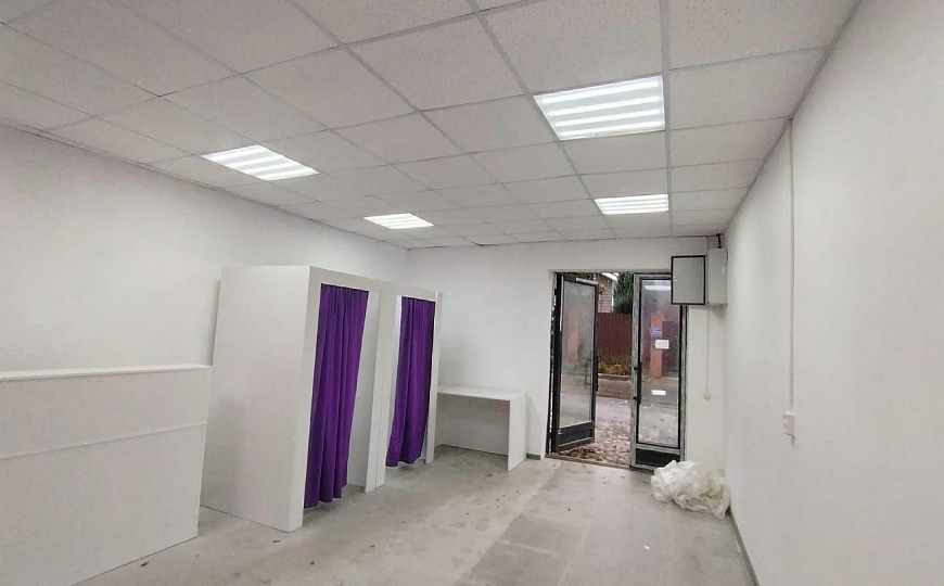 Отдельно стоящее здание на въезде в ЖК фото