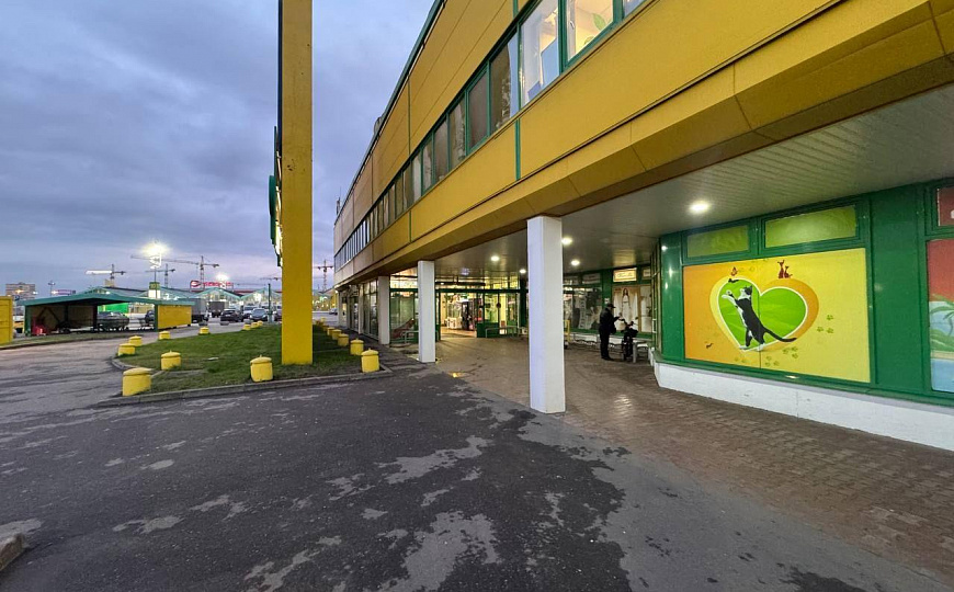 Сдам торговое помещение в ТЦ 180м2 фото