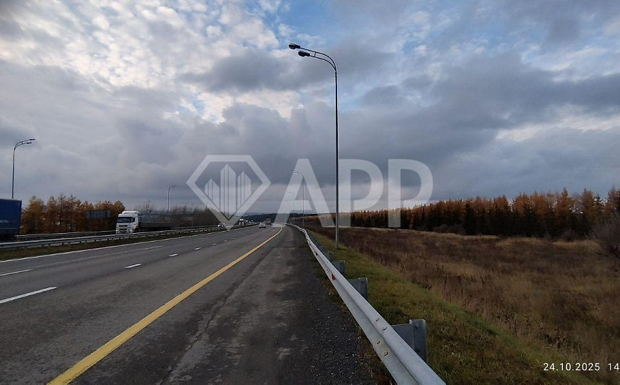 Земельный участок вдоль трассы угловой, с двух сторон асфальтированная дорога фото