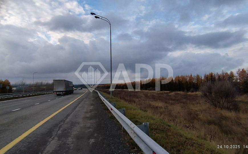 Земельный участок вдоль трассы угловой, с двух сторон асфальтированная дорога фото