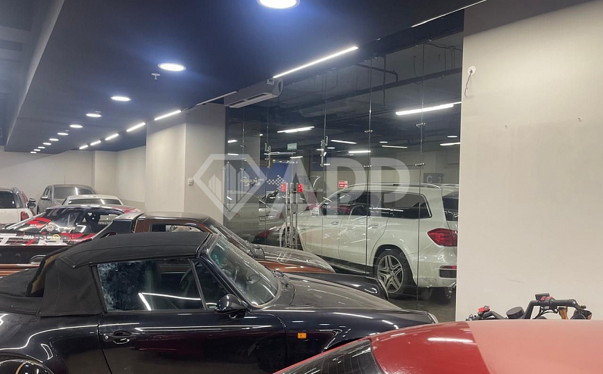 Сдаётся витринное помещение под авто, мото технику фото