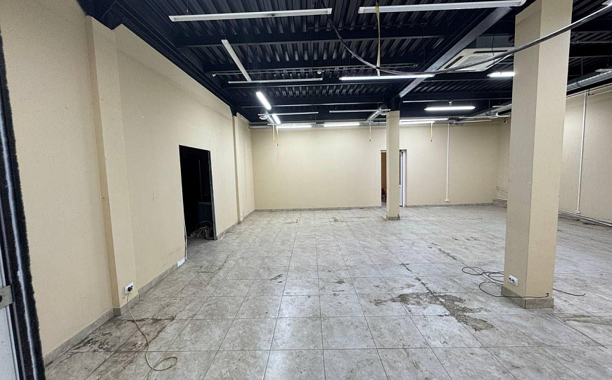 Здание с парковкой 200 м² фото