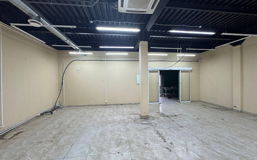 Здание с парковкой 200 м² фото