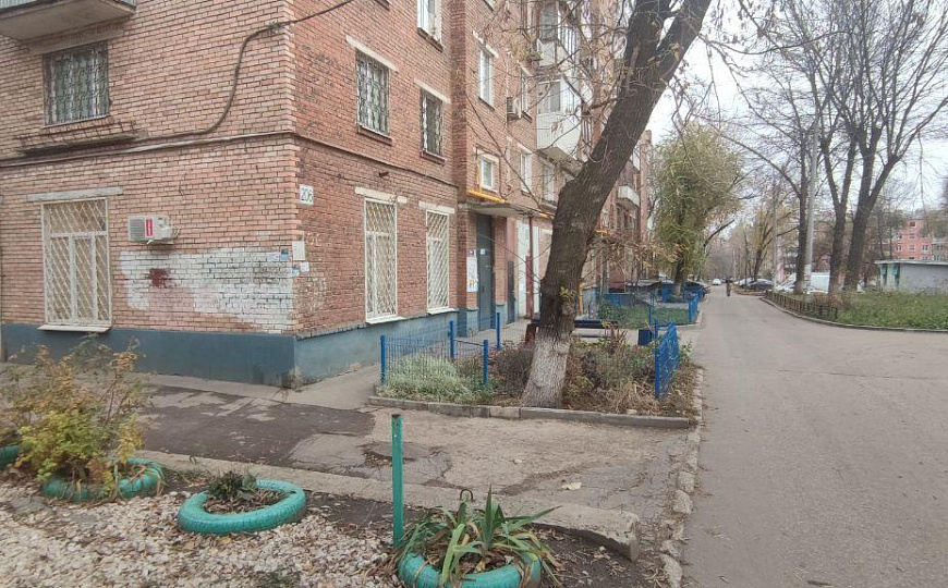 Помещение с отдельным входом на 1 линии фото