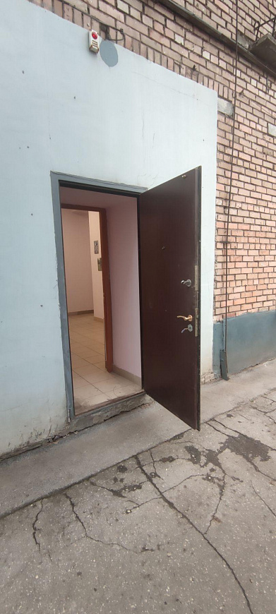 Помещение с отдельным входом на 1 линии фото