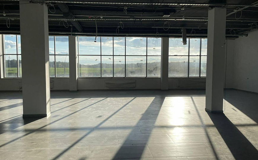 На втором этаже в ТЦ,547 кв.м фото