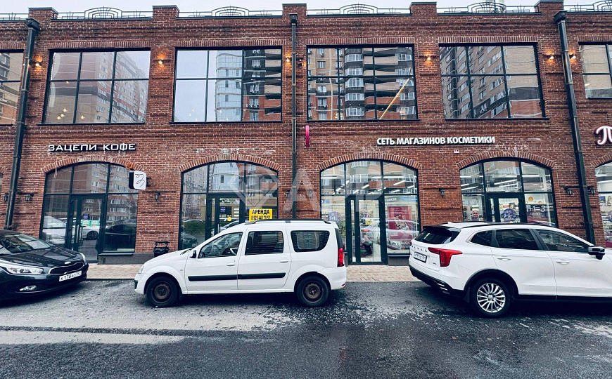 Соседи федеральные сети/трафик/панорама/выс потолки/несколько входов фото