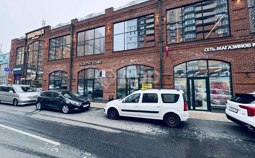 Соседи федеральные сети/трафик/панорама/выс потолки/несколько входов фото