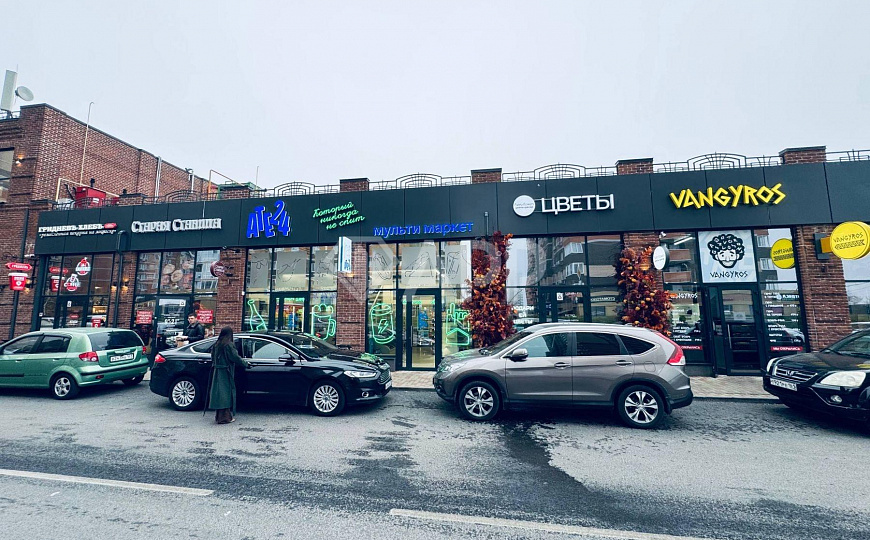 Соседи федеральные сети/трафик/панорама/выс потолки/несколько входов фото