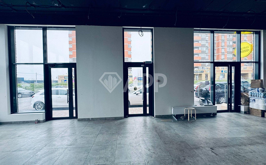 Соседи федеральные сети/трафик/панорама/выс потолки/несколько входов фото