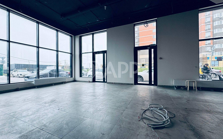 Соседи федеральные сети/трафик/панорама/выс потолки/несколько входов фото