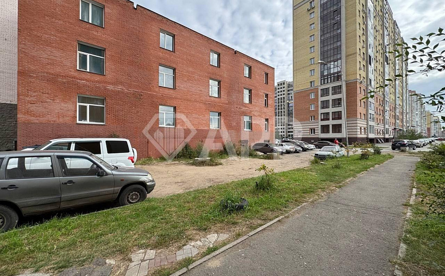 Здание в центре левого берега, 624 м² фото