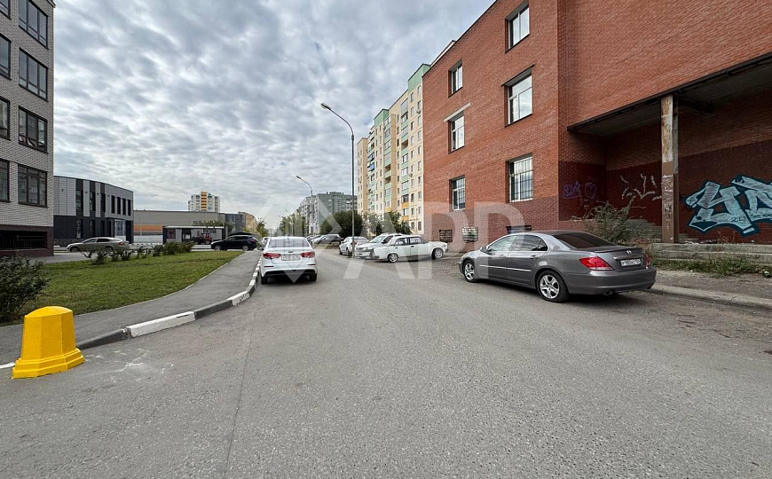 Здание в центре левого берега, 624 м² фото