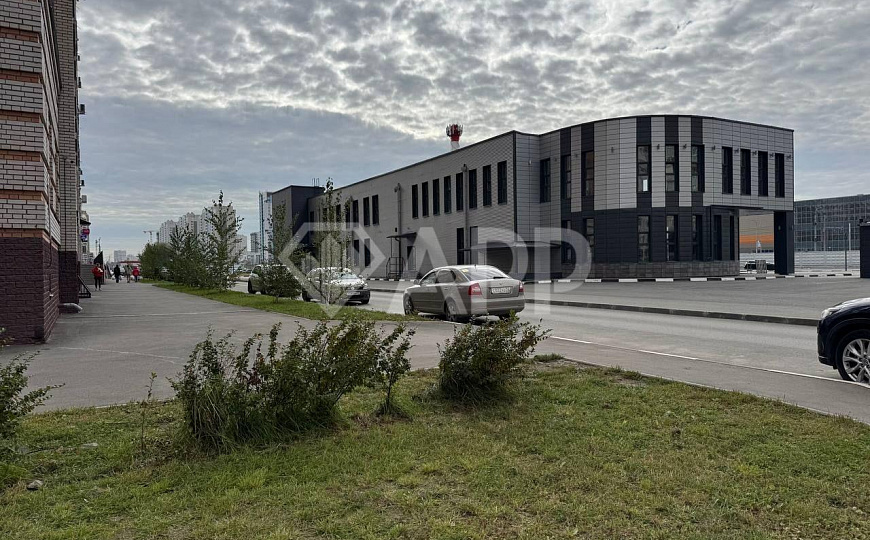 Здание в центре левого берега, 624 м² фото