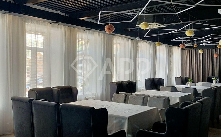 В центре под кафе, ресторан, бар, клуб фото