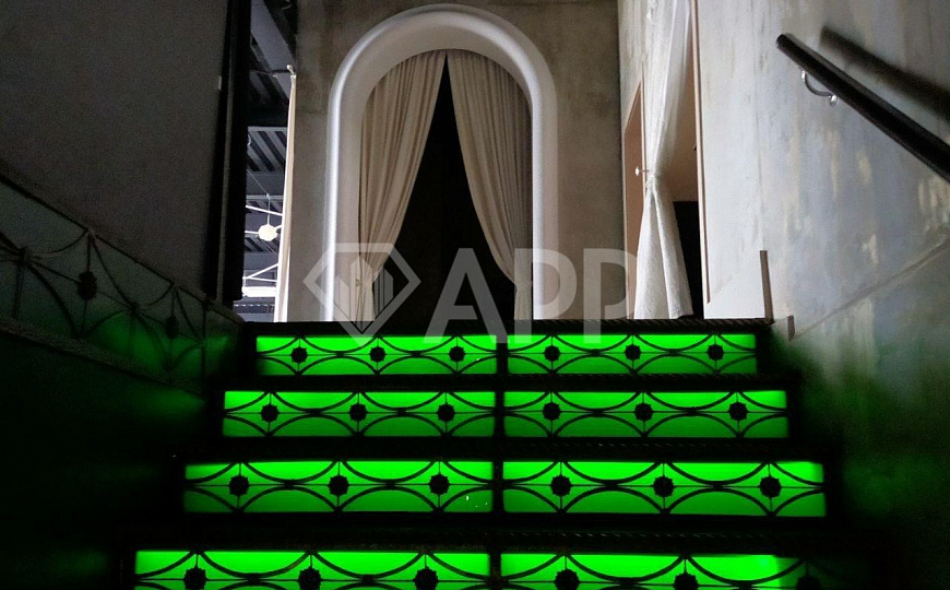 В центре под кафе, ресторан, бар, клуб фото