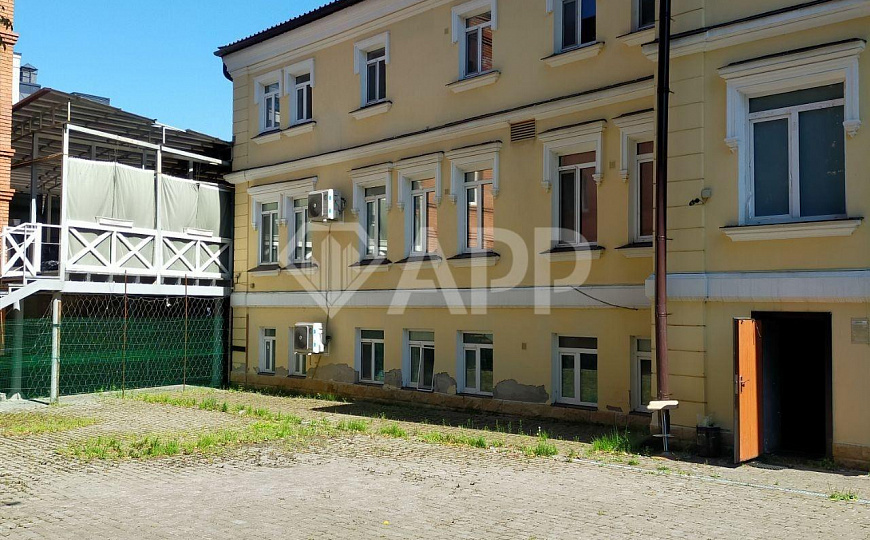 В центре под кафе, ресторан, бар, клуб фото