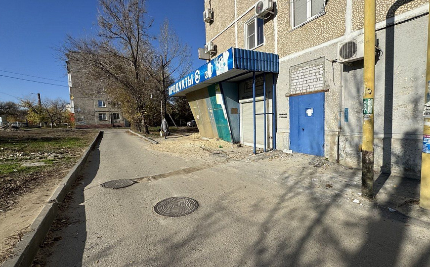 Просторное помещение с витринами 110 м² фото