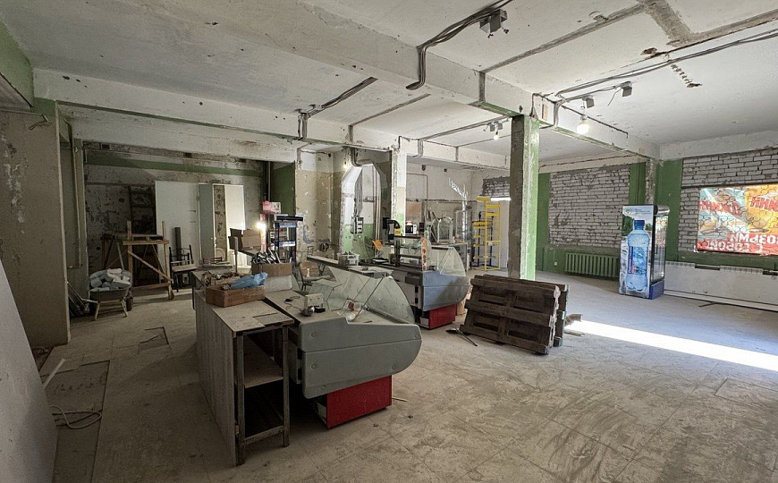 Просторное помещение с витринами 110 м² фото