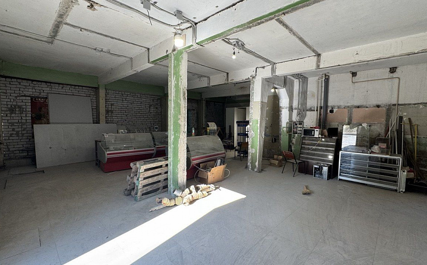 Просторное помещение с витринами 110 м² фото