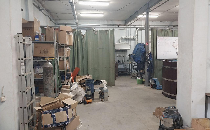 Производственное помещение, 200 м² на земле 6,6 соток фото