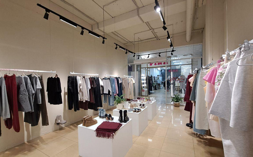 Магазин, салон красоты в центре города, 77 м2 фото