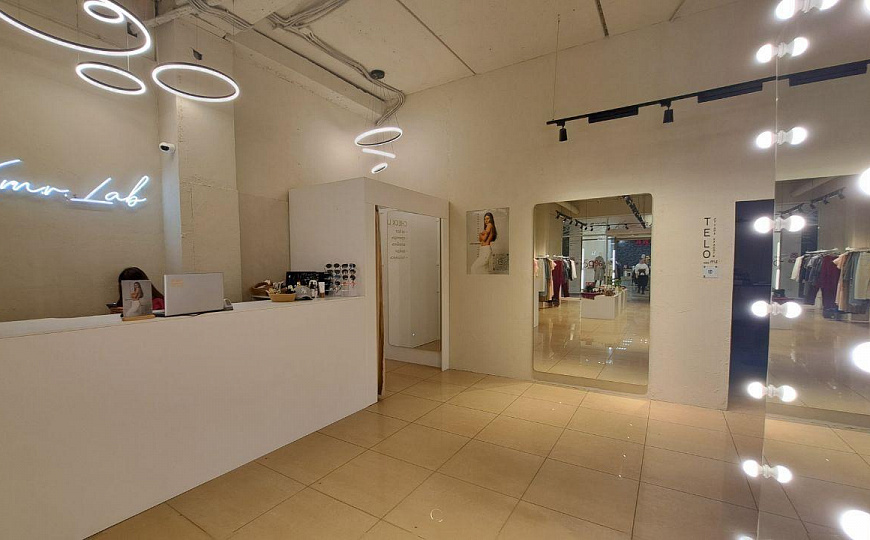 Магазин, салон красоты в центре города, 77 м2 фото