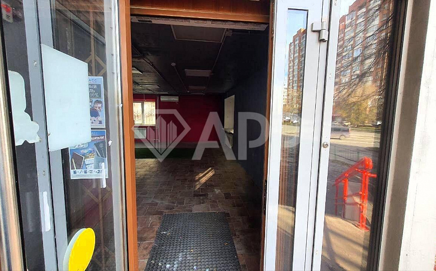 Собственник/Парковка/Готовый ремонт/Рядом банк/Большой трафик/вход с улицы/Все коммуникации/Отоплени фото