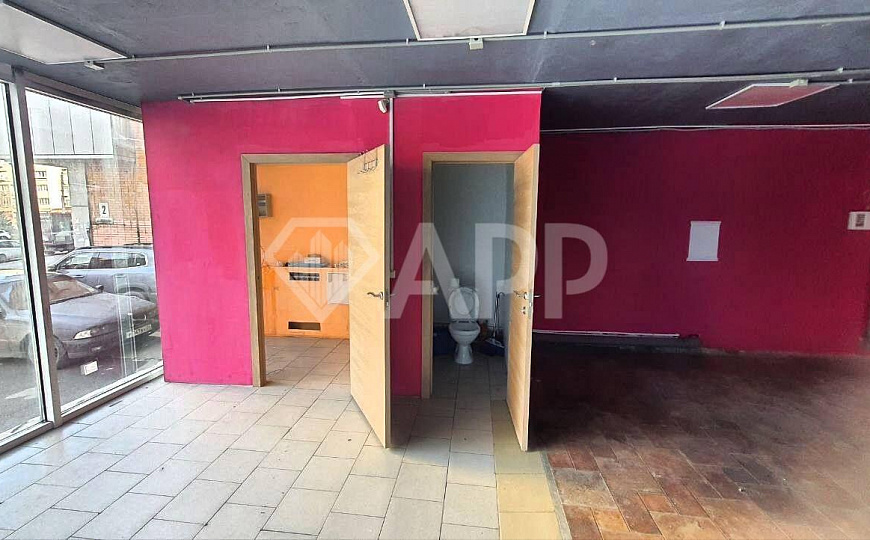 Собственник/Парковка/Готовый ремонт/Рядом банк/Большой трафик/вход с улицы/Все коммуникации/Отоплени фото