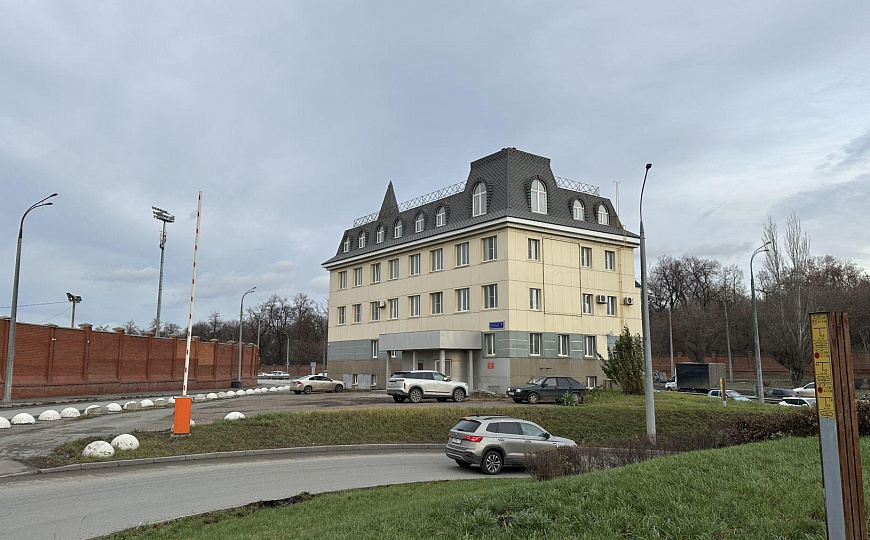 Продаю отдельно стоящее здание 1199.4м² с земельным участком в центре города  фото