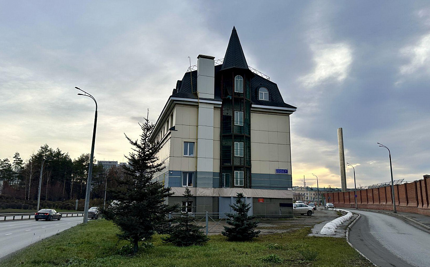 Продаю отдельно стоящее здание 1199.4м² с земельным участком в центре города  фото