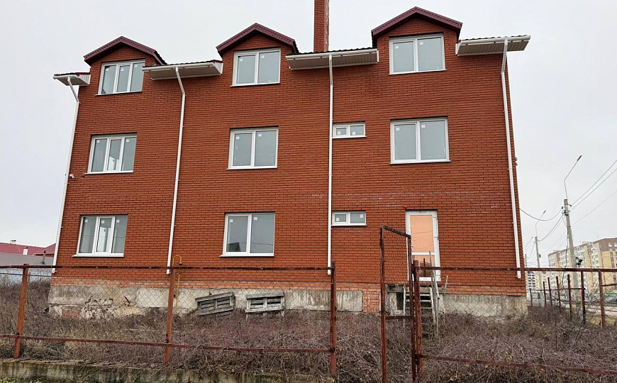 Здание на красной линии фото