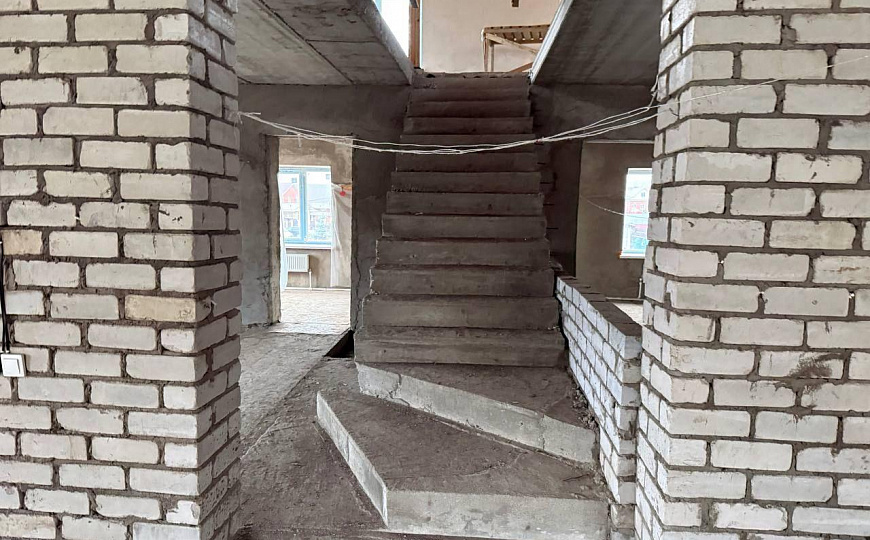 Здание на красной линии фото