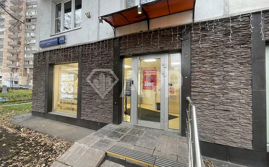 Помещение на трафике у метро фото