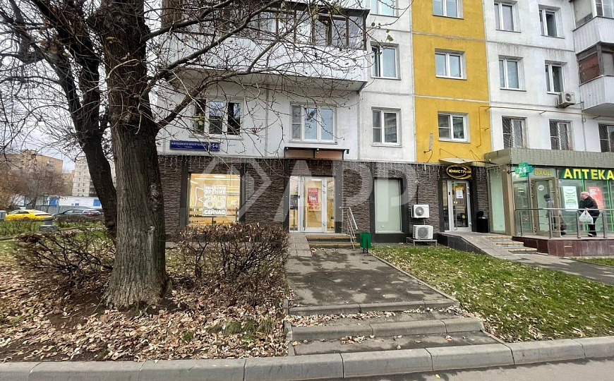 Помещение на трафике у метро фото