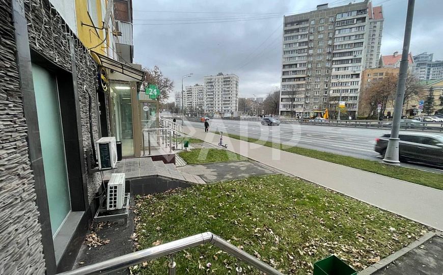 Помещение на трафике у метро фото