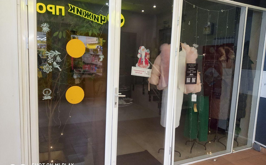 В ТЦ с отдельным входом и своим графиком фото