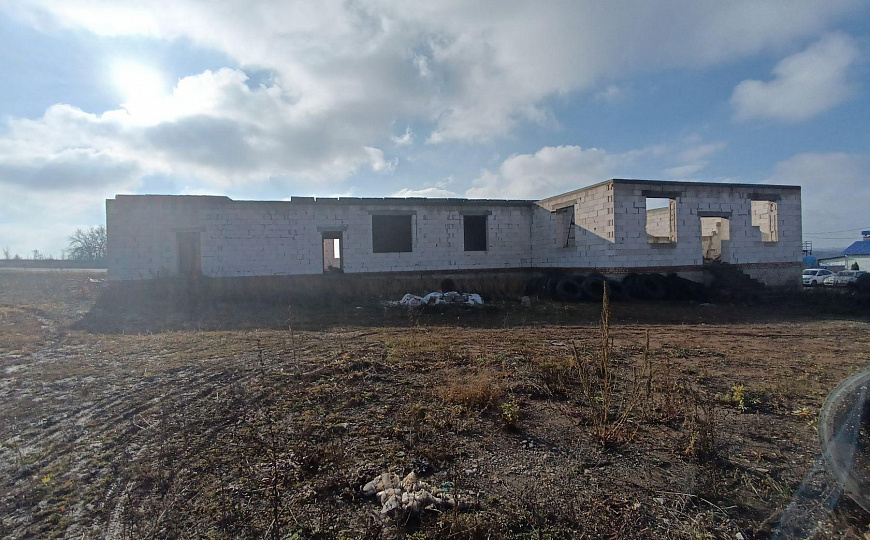 Продаю недостроенное здание на 1 линии трассы фото