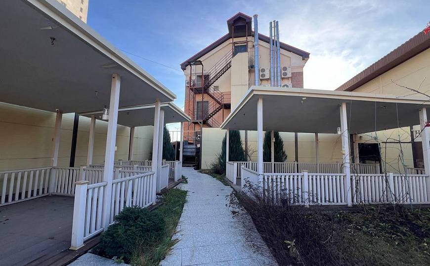 Аренда здания 1080м2 на первой линии фото