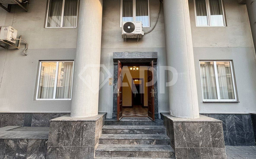 Достойное представительство с 3 входами и 3 парковками фото