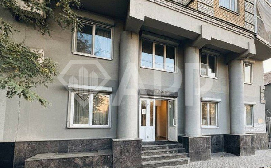 Достойное представительство с 3 входами и 3 парковками фото