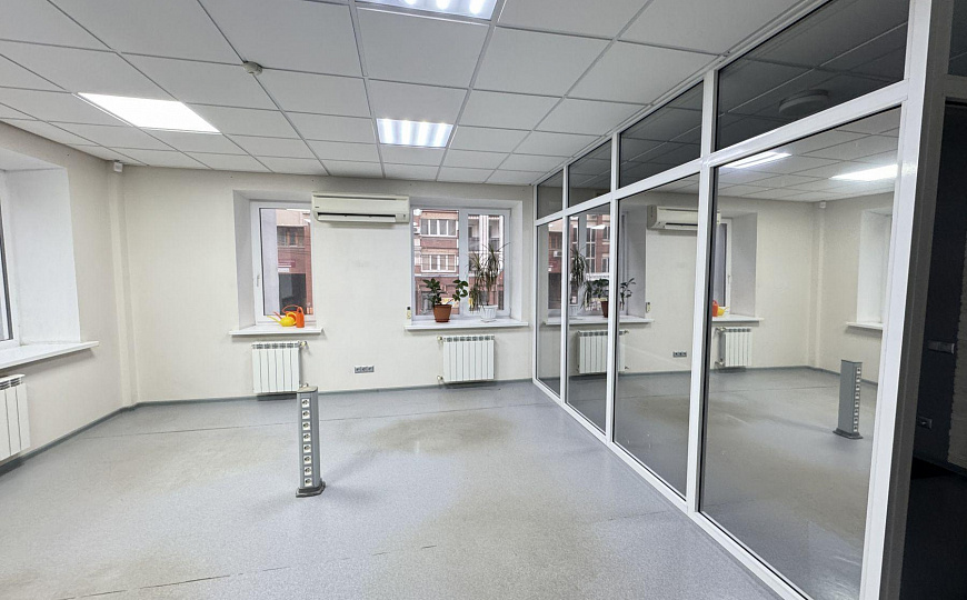 Уютный офис 112м2 со стеклянными перегородками и кухонной зоной фото