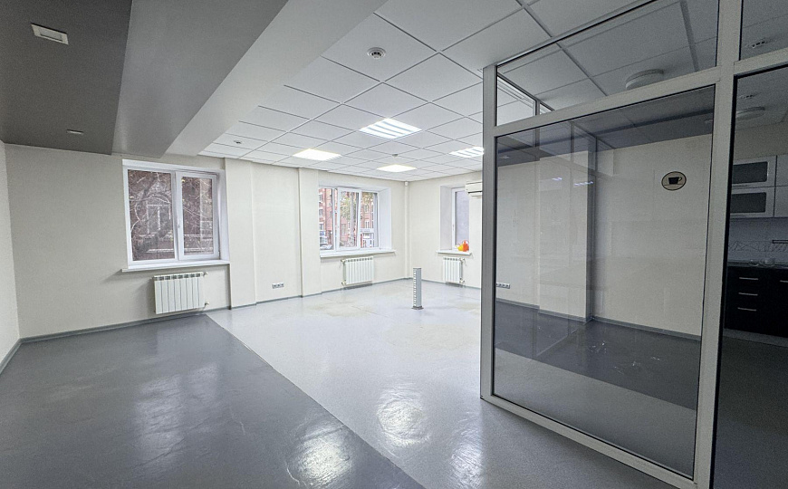 Уютный офис 112м2 со стеклянными перегородками и кухонной зоной фото