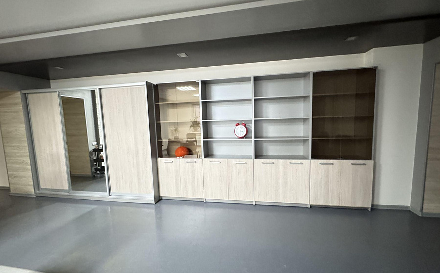 Уютный офис 112м2 со стеклянными перегородками и кухонной зоной фото