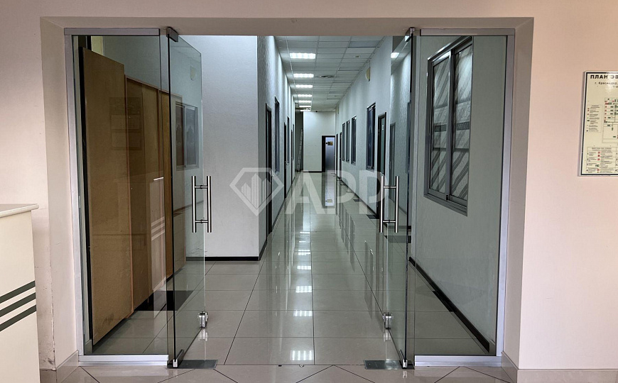 Сдаю офисное помещение, 24 м² с ремонтом на первой линии, район Баскетхолла фото