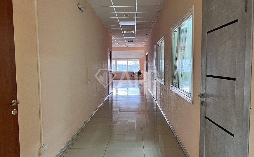 Сдаю офисное помещение, 24 м² с ремонтом на первой линии, район Баскетхолла фото