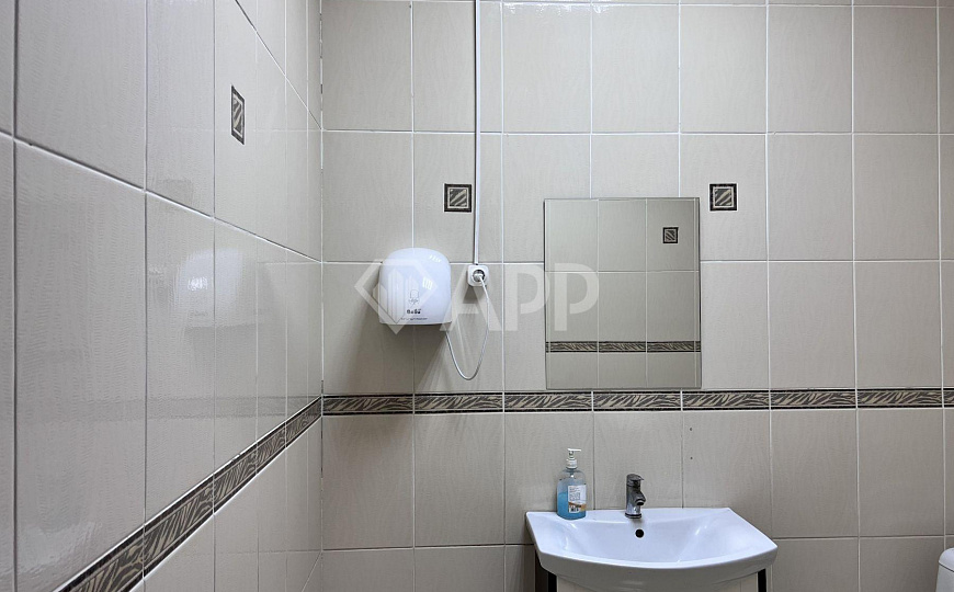 Сдаю офисное помещение, 24 м² с ремонтом на первой линии, район Баскетхолла фото