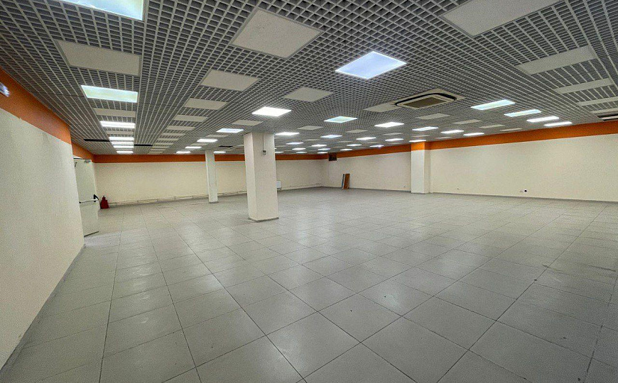 Сдам помещение в ТЦ , от 300 до 1 500 м² фото